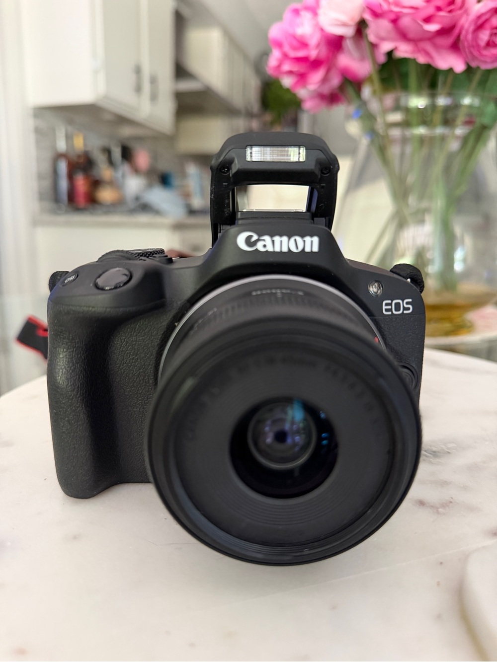 **CONTENT CREATOR KIT** Canon EOS DSLR Camera in Black with Pop-Up Flash